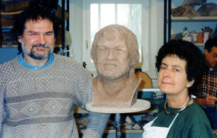Maryna Szollosi z modelem i rzeźbą